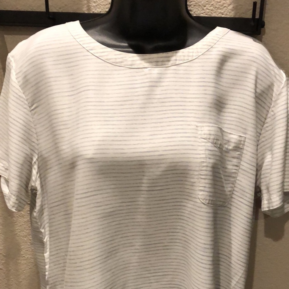 Blouse. White and light gray stripes.